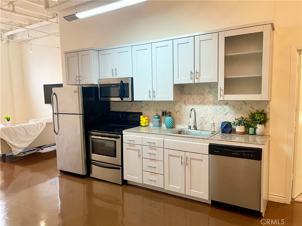 312 West 5th Street, Unit 701 Los Angeles, CA 90013 - Photo 4 of 15 a kitchen with a refrigerator stove and sink