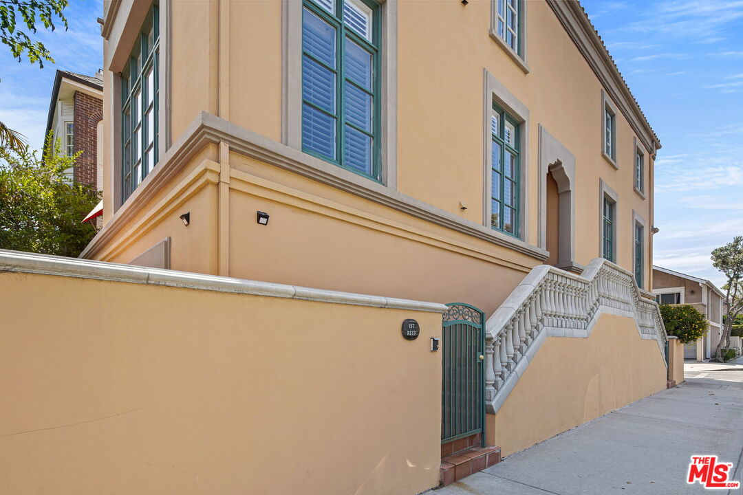 137 Reef Mall Marina del Rey, CA 90292 - Photo 2 of 36