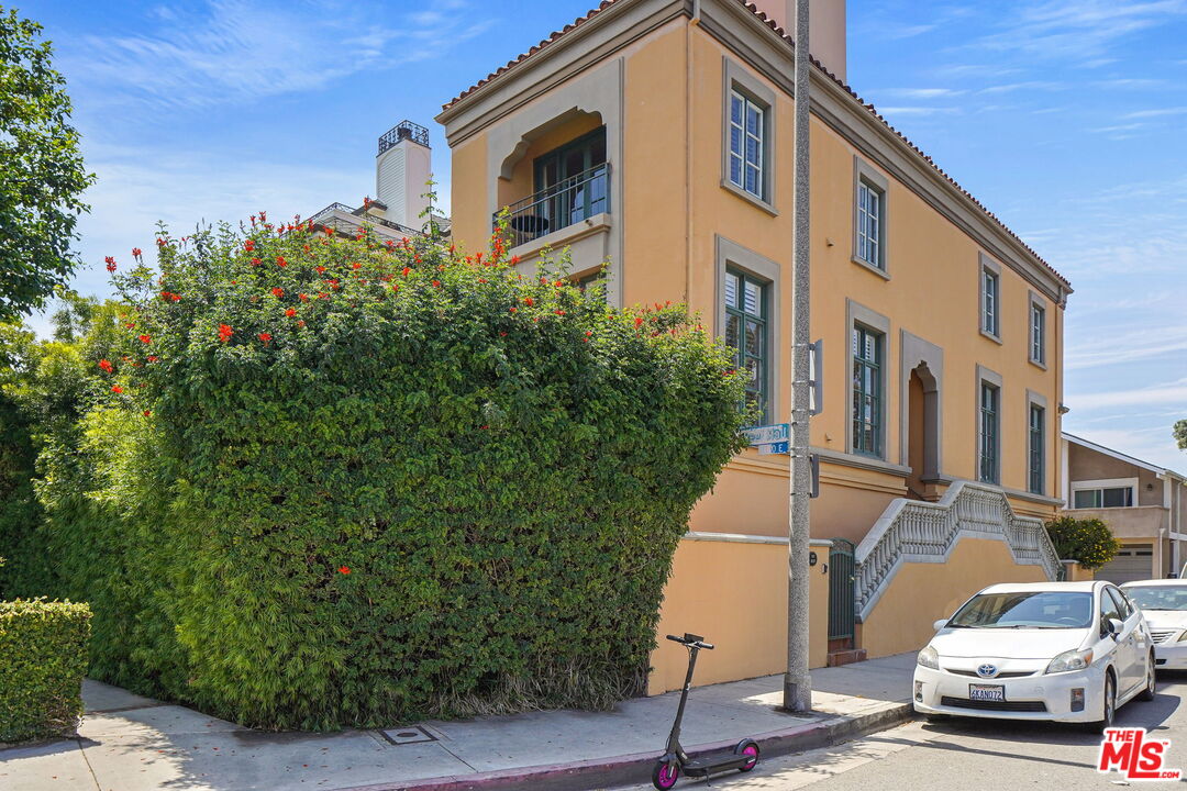 137 Reef Mall Marina del Rey, CA 90292 - Photo 3 of 36