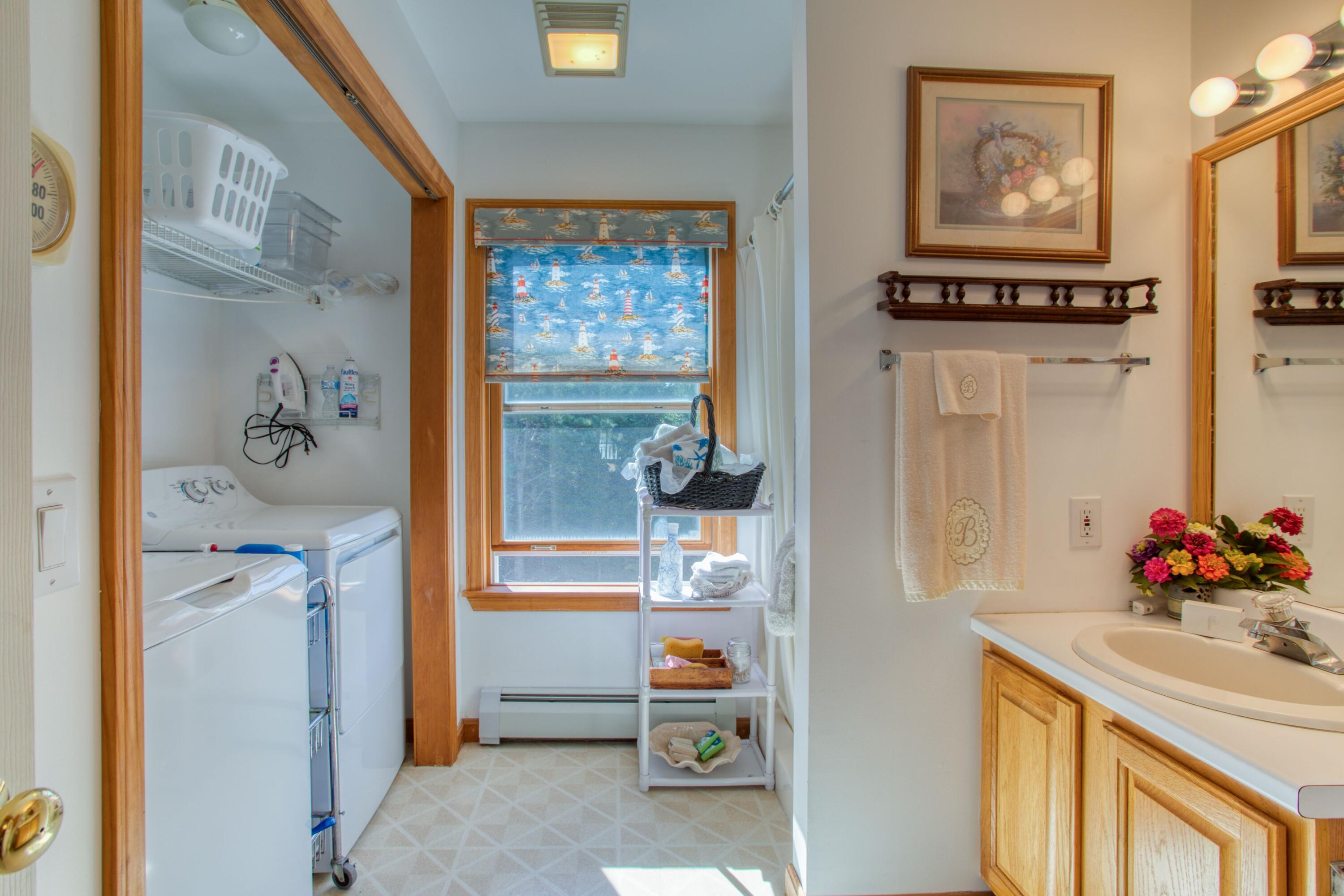 17 Spyglass Hl Road Boothbay, ME 04544 - Photo 11 of 55 1st floor bath 2