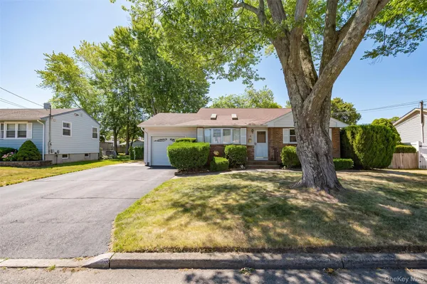 $599,900 | 9 Johnson Place, Lindenhurst, NY 11757