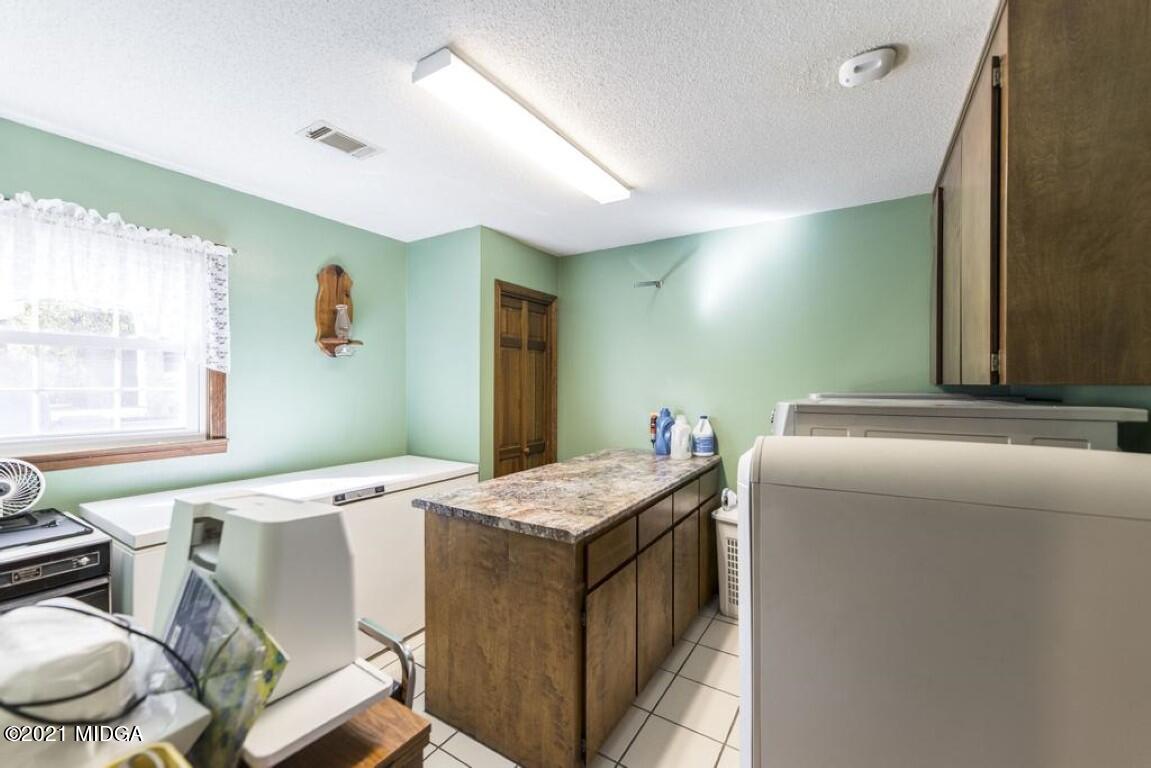 1471 Woolfolk Road Fort Valley, GA 31030 - Photo 28 of 51 a room with furniture and a window