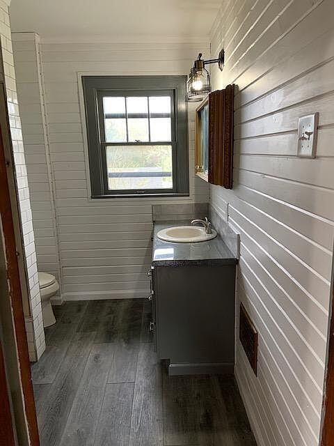 2444 Lockbourne Road Columbus, OH 43207 - Photo 9 of 13 Full bath
