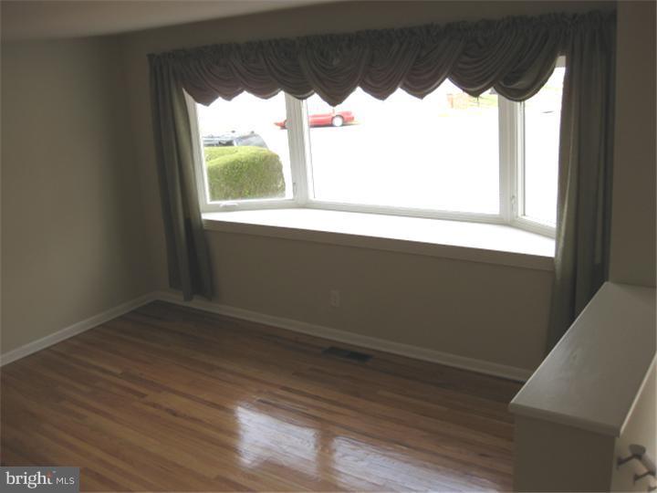 3134 Derry Road Philadelphia, PA 19154 - Photo 17 of 22 Living Room