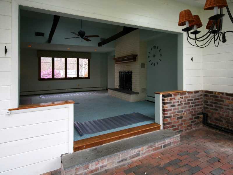 1102 Middle Road East Greenwich, RI 02818 - Photo 5 of 18 Living Room.