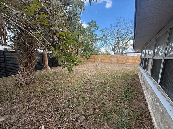 a view of a backyard