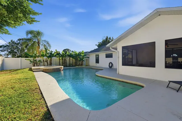 a view of a backyard