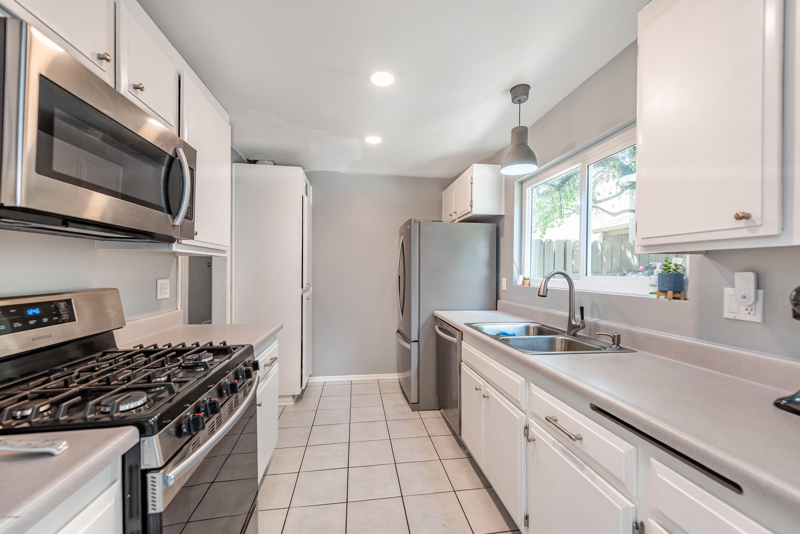 2412 Stow Street Simi Valley, CA 93063 - Photo 11 of 33 2412 Stow St Simi Valley-11