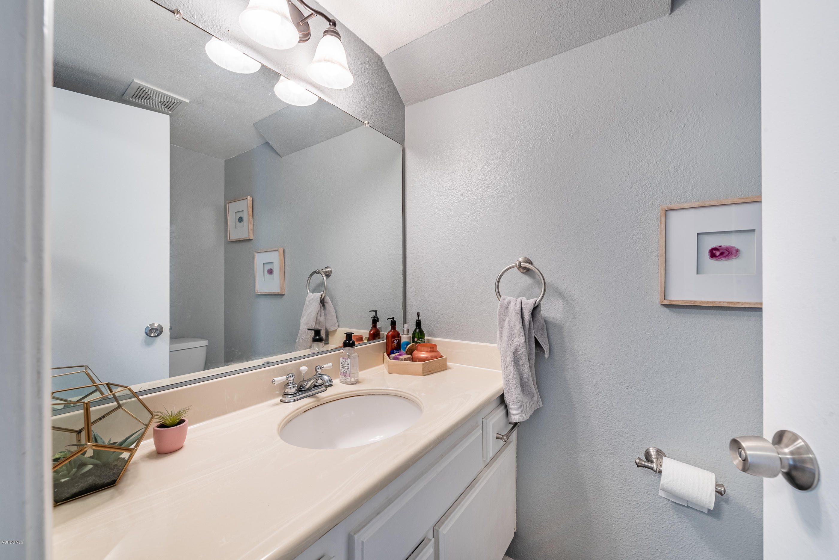 2412 Stow Street Simi Valley, CA 93063 - Photo 17 of 33 2412 Stow St Simi Valley-17
