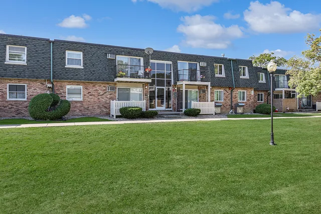 $225,000 | 9954 South 84th Terrace, Unit 109, Palos Hills, IL 60465