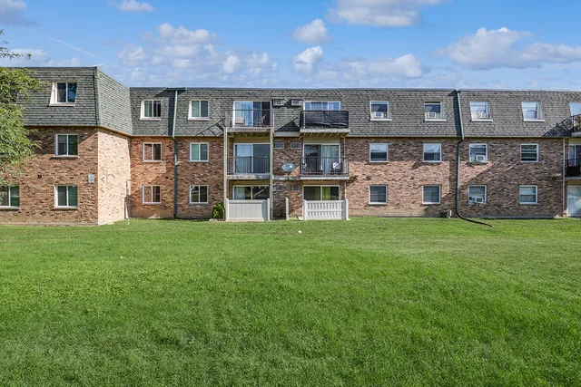 $225,000 | 9954 South 84th Terrace, Unit 109, Palos Hills, IL 60465