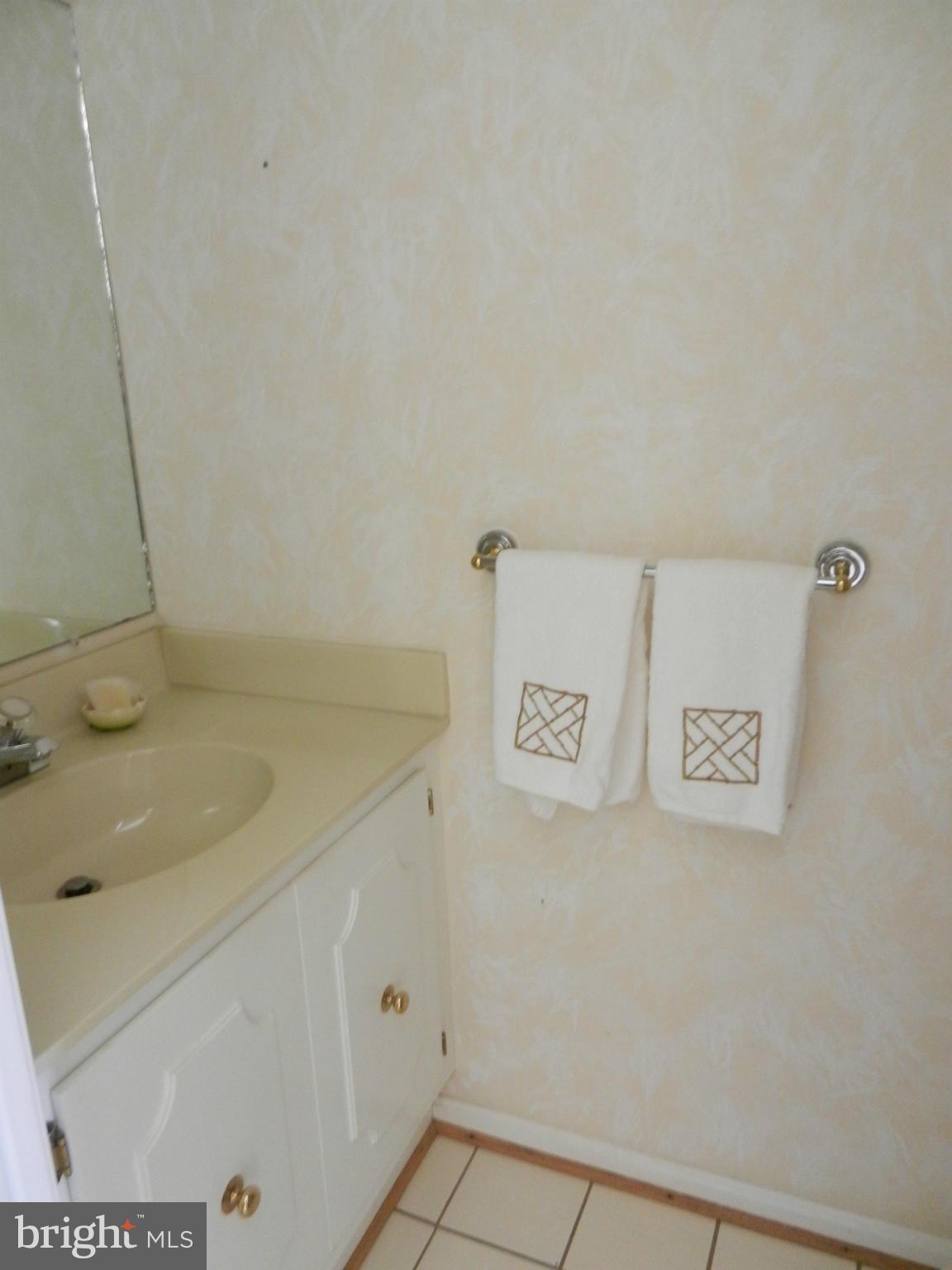 5262 Leestone Court Springfield, VA 22151 - Photo 14 of 28 Main Level Powder Room