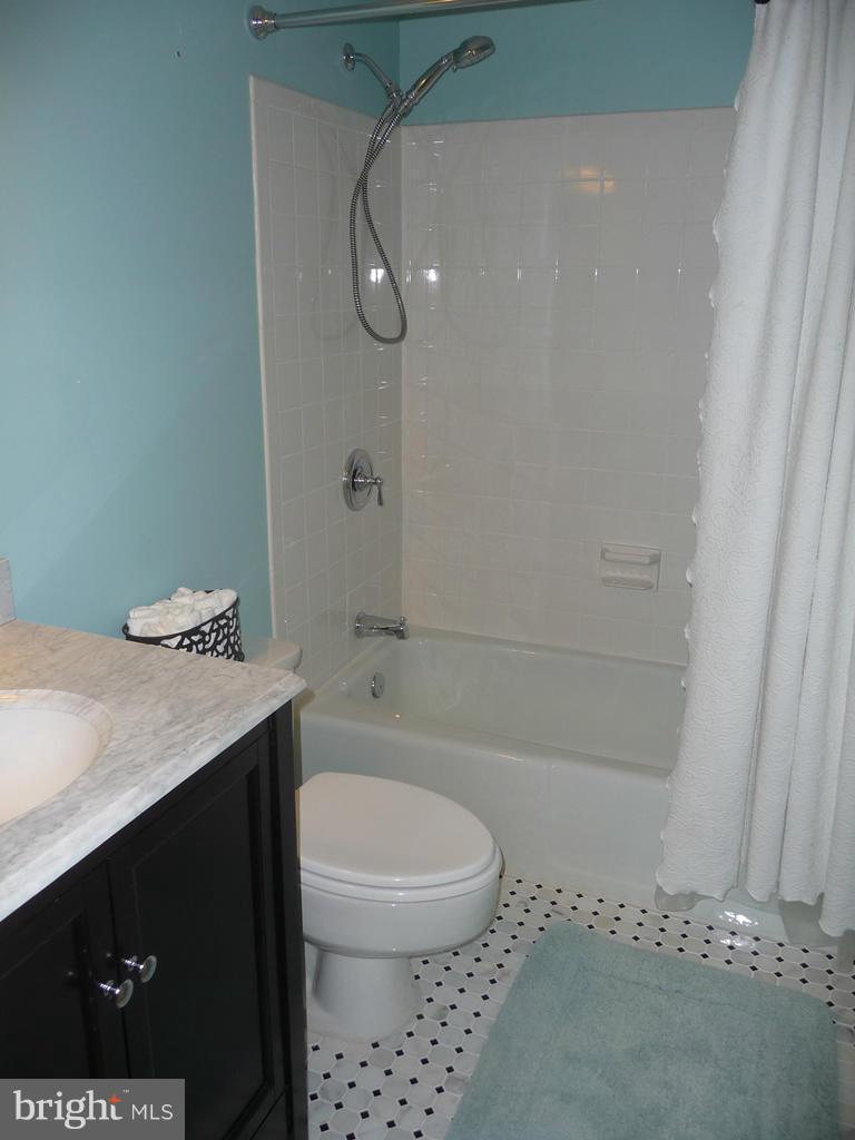 5262 Leestone Court Springfield, VA 22151 - Photo 22 of 28 Hall Bath