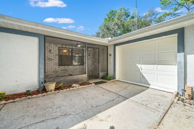 a view of a livingroom with a ceiling fan