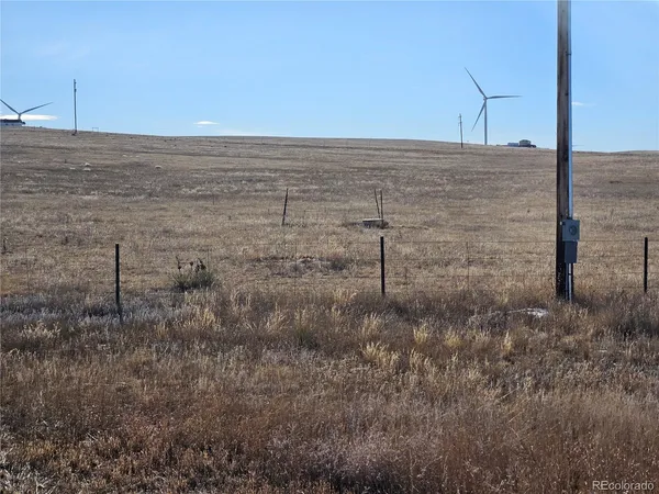 a view of empty room with wall
