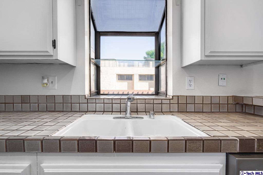 2121 Scott Road, Unit 302 Burbank, CA 91504 - Photo 12 of 29 Gallery Image 12