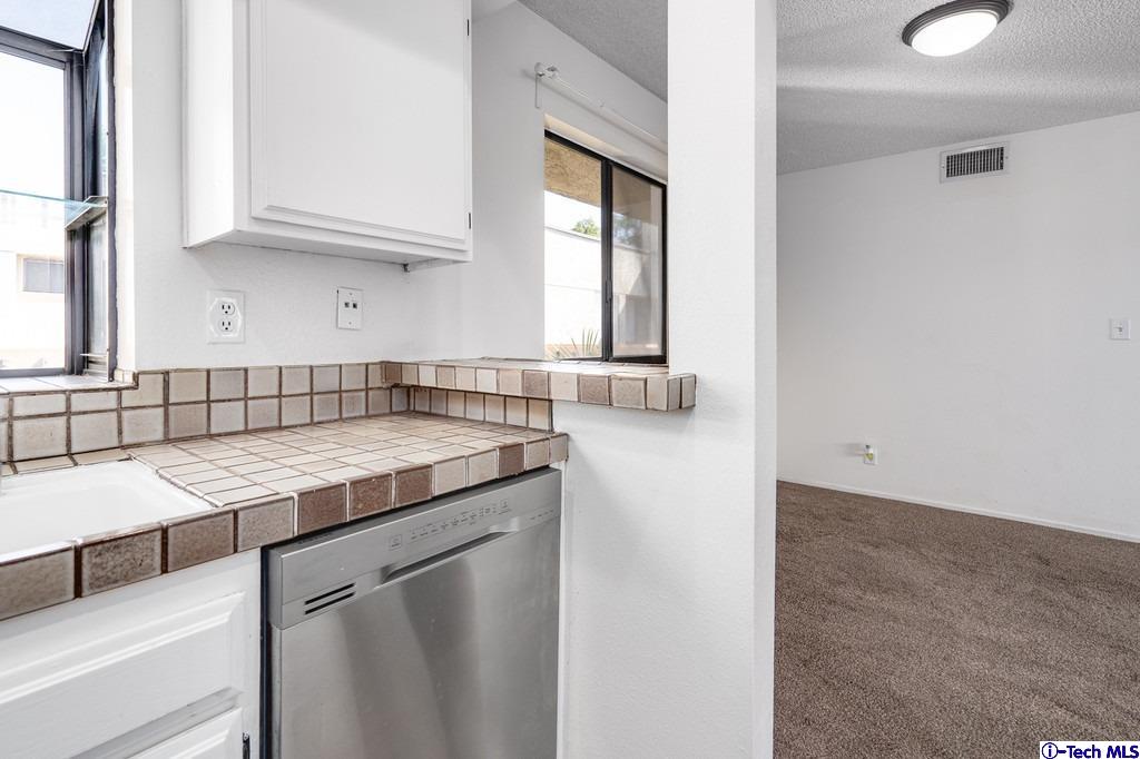 2121 Scott Road, Unit 302 Burbank, CA 91504 - Photo 14 of 29 Gallery Image 14