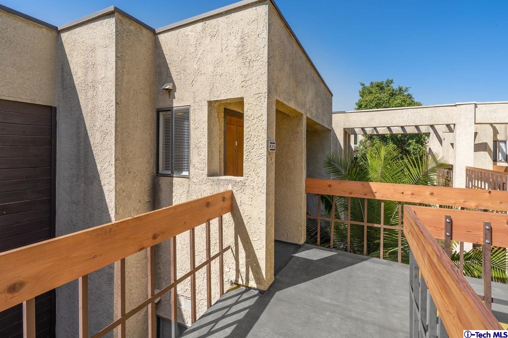 2121 Scott Road, Unit 302 Burbank, CA 91504 - Photo 4 of 29 Gallery Image 4