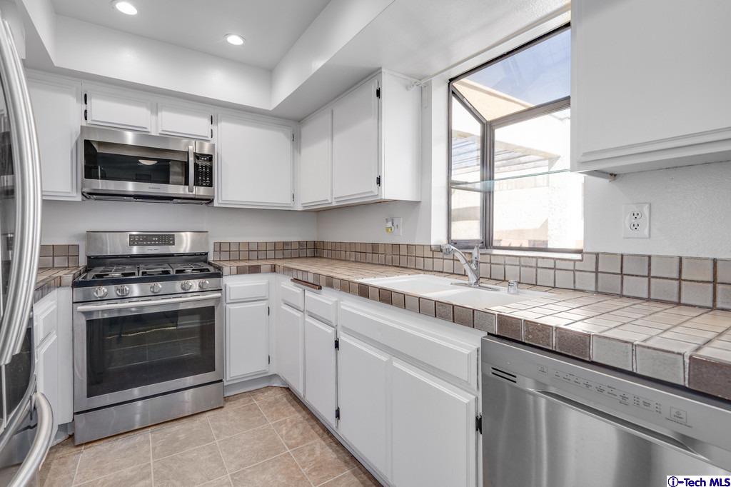 2121 Scott Road, Unit 302 Burbank, CA 91504 - Photo 10 of 29 Gallery Image 10