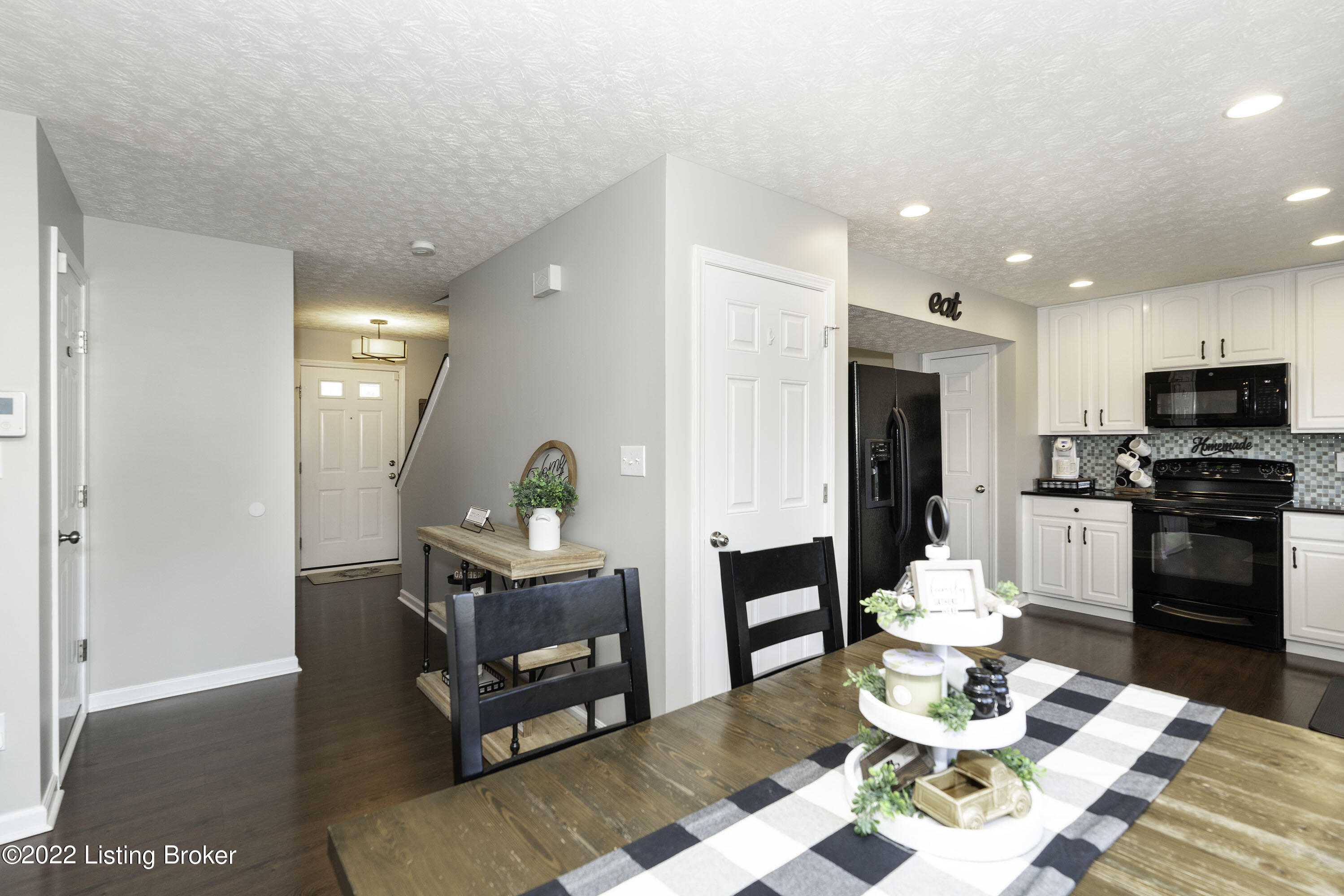5127 Queens Castle Road Louisville, KY 40229 - Photo 11 of 57 5127CastleQueens 012