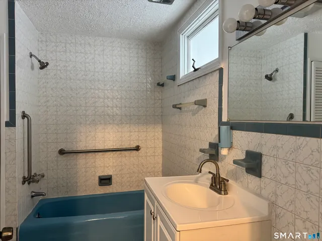 $1,800 | 704 Highland Avenue, Unit 1, Waterbury, CT 06708