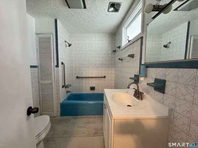 $1,800 | 704 Highland Avenue, Unit 1, Waterbury, CT 06708