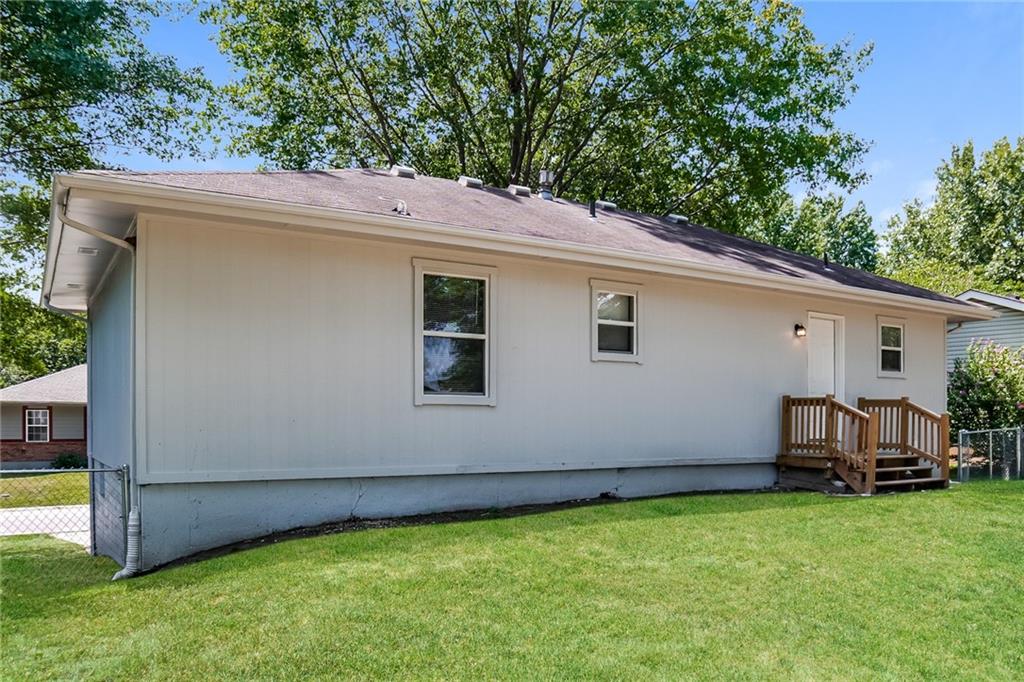 806 Southeast 19th Street Oak Grove, MO 64075 - Photo 14 of 17