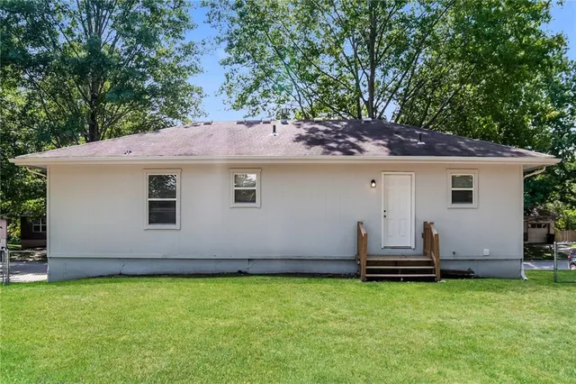 $1,565 | 806 Southeast 19th Street, Oak Grove, MO 64075