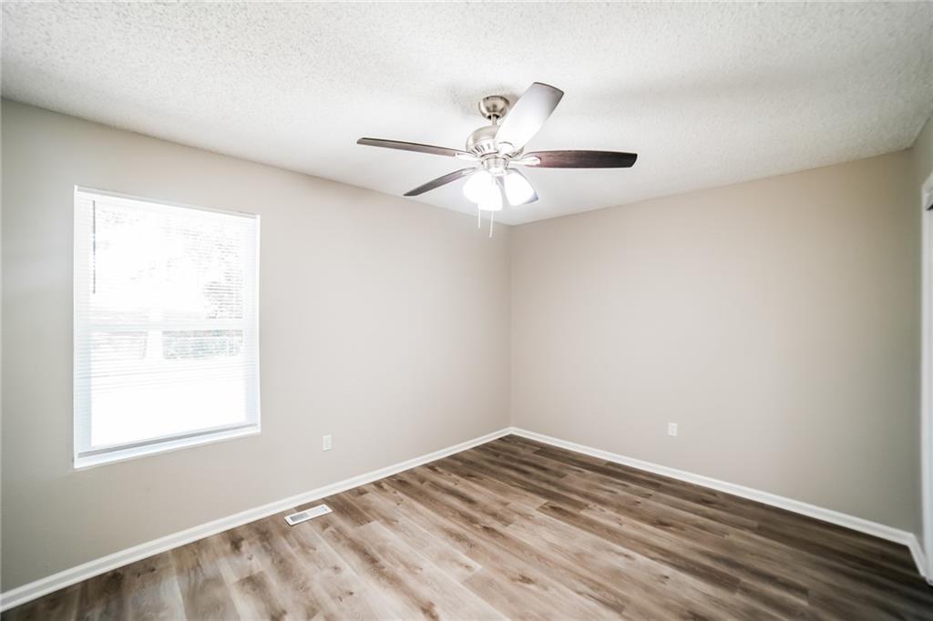 806 Southeast 19th Street Oak Grove, MO 64075 - Photo 7 of 17