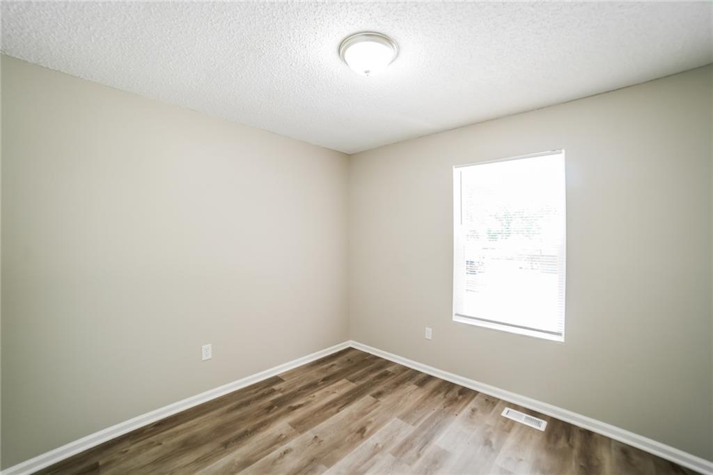 806 Southeast 19th Street Oak Grove, MO 64075 - Photo 10 of 17