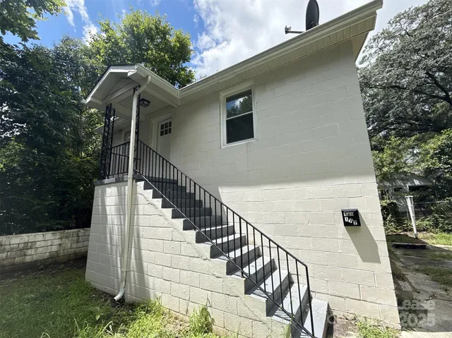 $915 | 121 Patrick Street, Unit 1/2, Gastonia, NC 28054