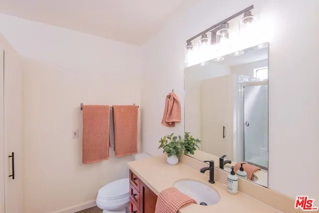 a en suite bathroom with a shower