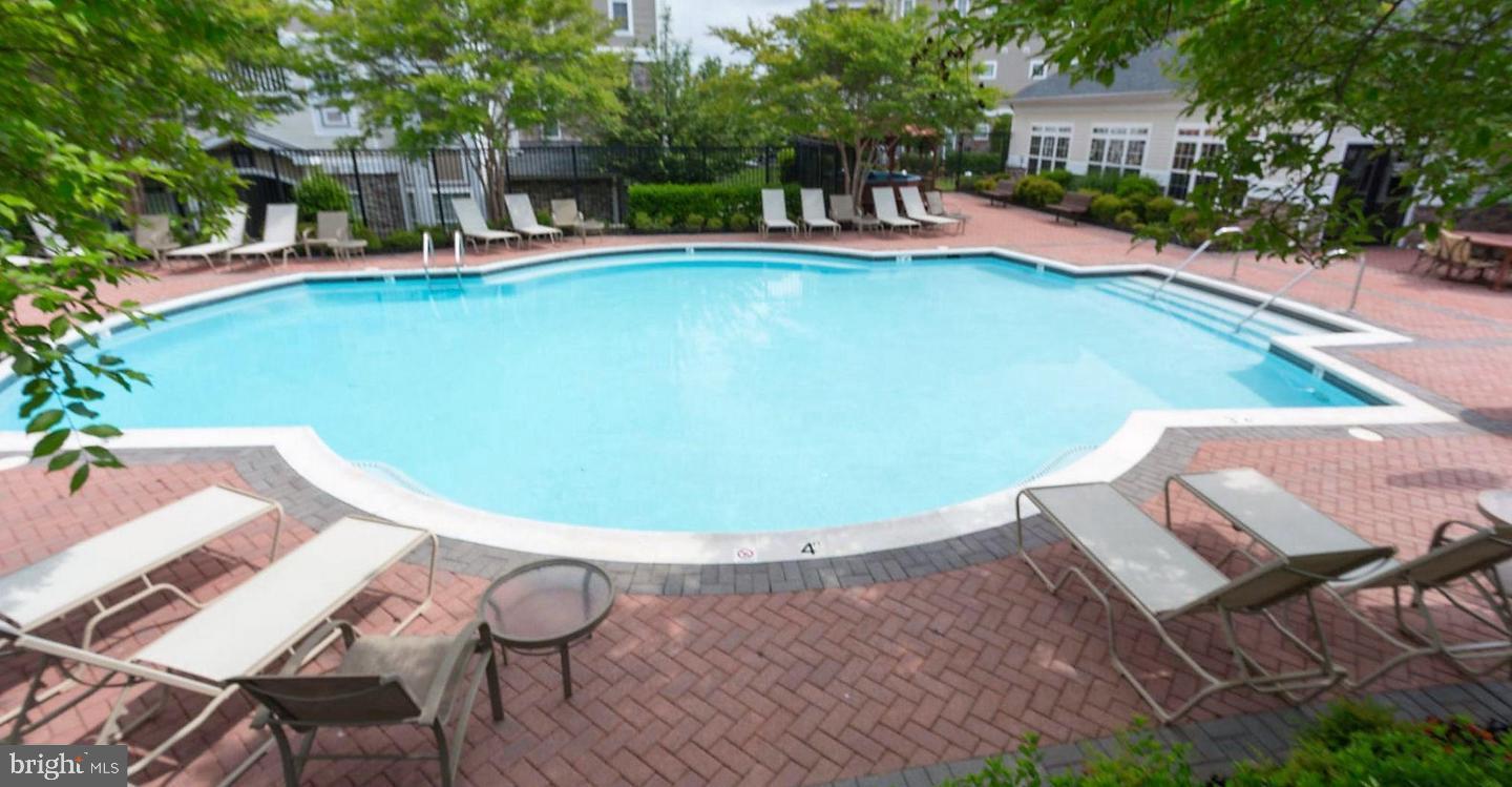 501 Sunset View Terrace Southeast, Unit 101 Leesburg, VA 20175 - Photo 31 of 31 Outdoor pool & hot tub