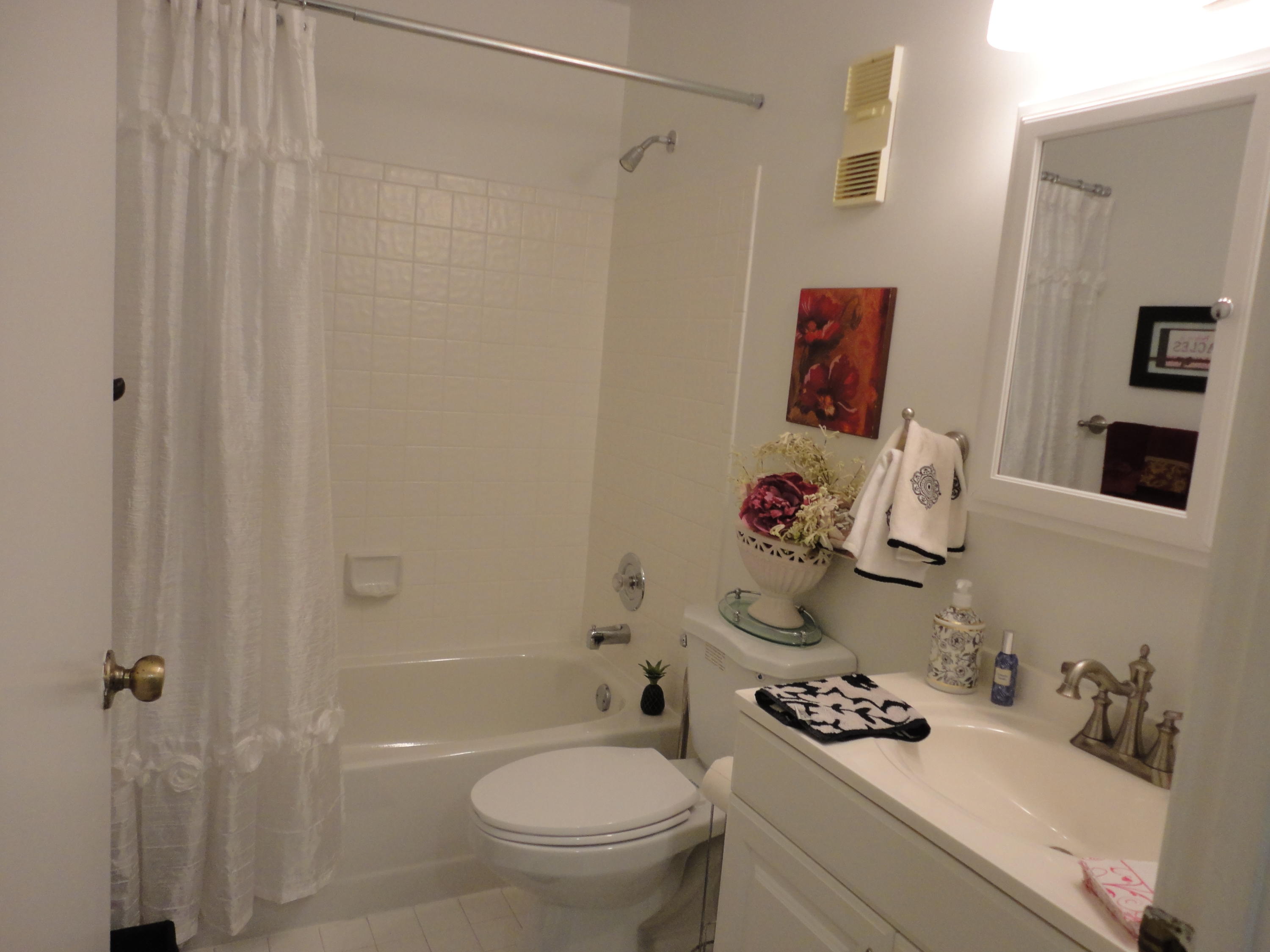 8133 Springtree Road, Unit C Boca Raton, FL 33496 - Photo 17 of 35 2nd Bathroom