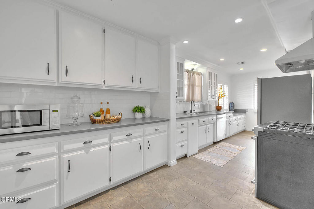 2569 Allen Avenue Altadena, CA 91001 - Photo 5 of 17 Kitchen