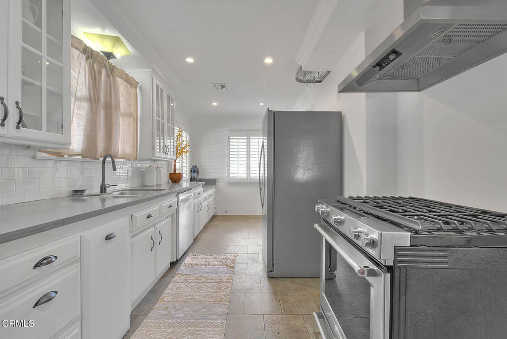2569 Allen Avenue Altadena, CA 91001 - Photo 6 of 17 Kitchen 2