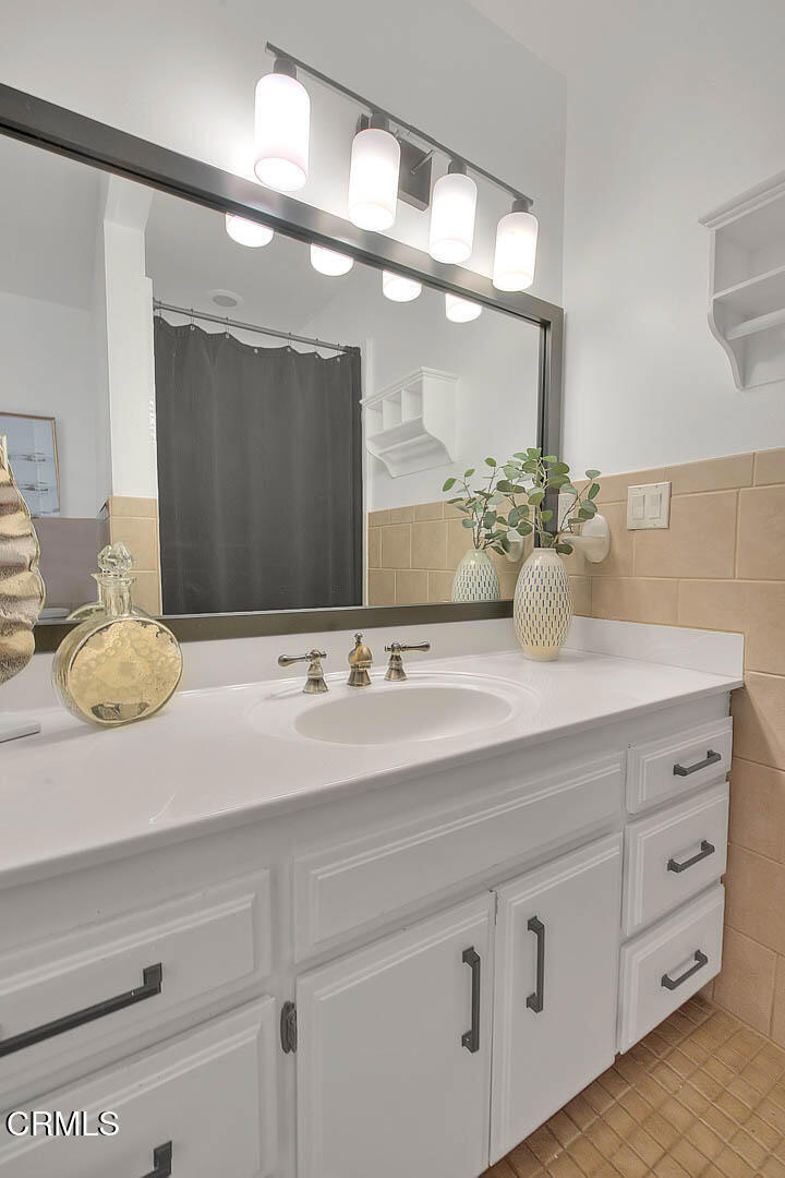 2569 Allen Avenue Altadena, CA 91001 - Photo 8 of 17 Primary Bathroom