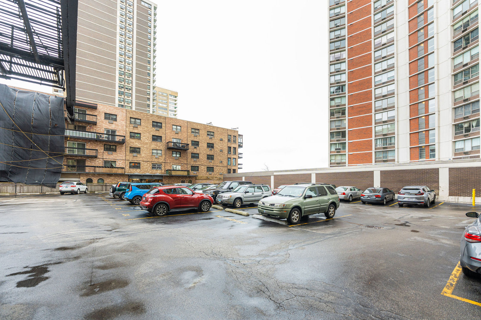 6101 North Sheridan Road, Unit 8G Chicago, IL 60660 - Photo 11 of 15 a cars parked in front of a building