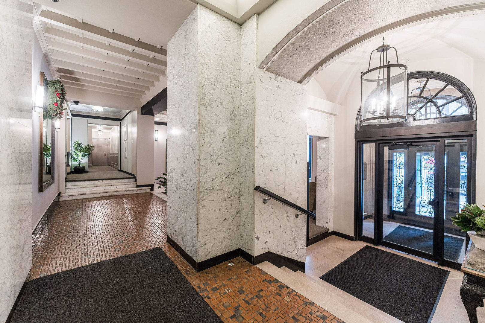 6101 North Sheridan Road, Unit 8G Chicago, IL 60660 - Photo 2 of 15 a view of entryway with a front door