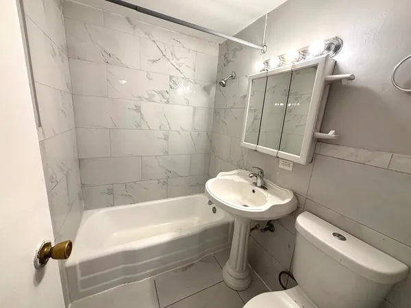 $279,000 | 133 Golfview Lane, Carpentersville, IL 60110