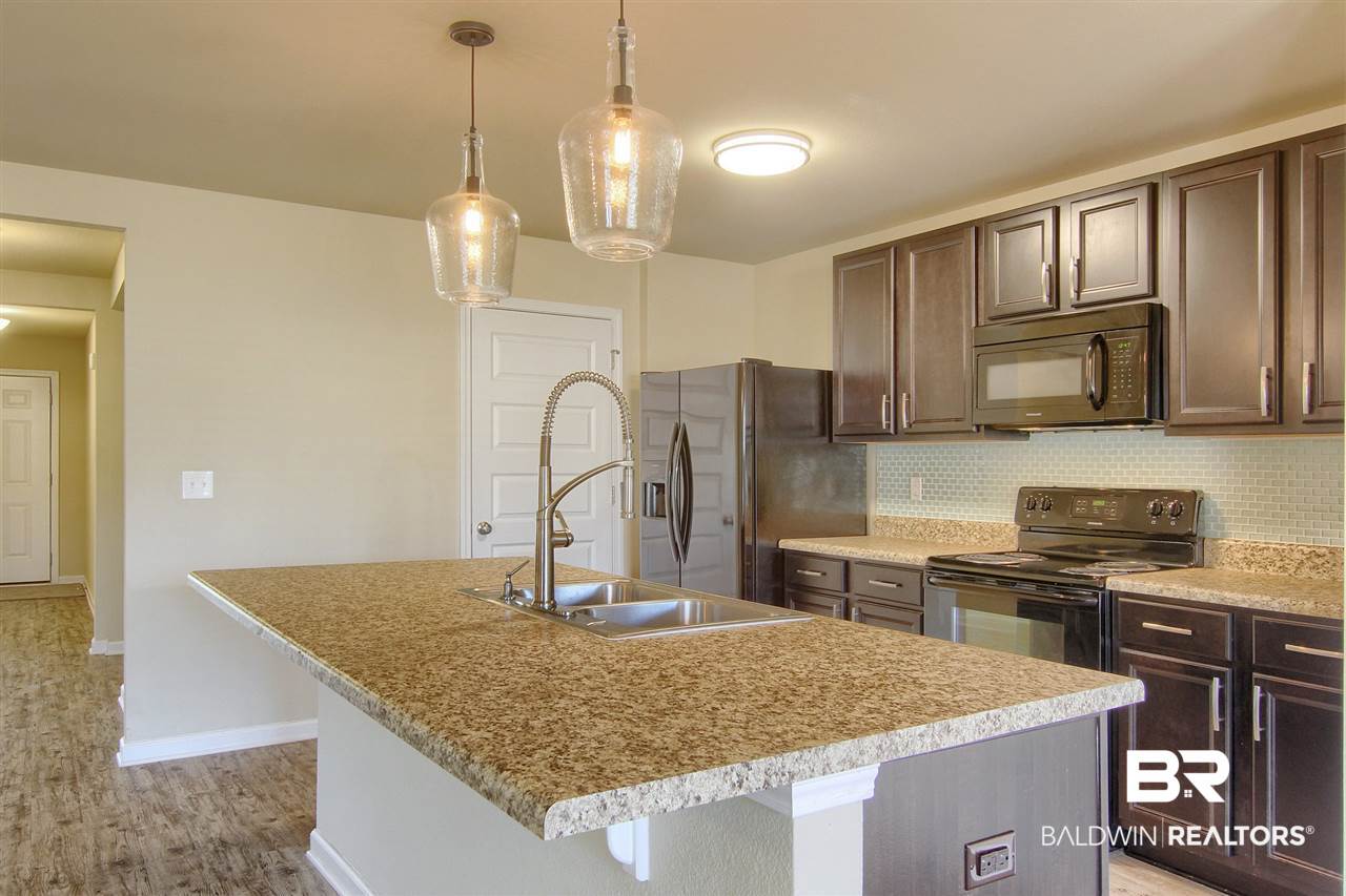 17473 Harding Drive Foley, AL 36535 - Photo 3 of 33 Large Kitchen Island