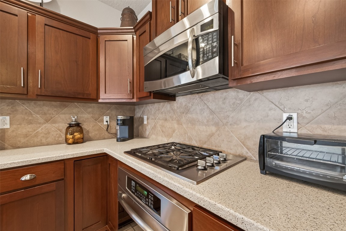 522 Beauregard Drive Conroe, TX 77302 - Photo 17 of 50 a kitchen with a stove and a cabinets