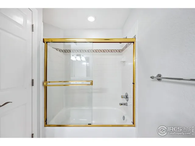 a picture of a bathroom