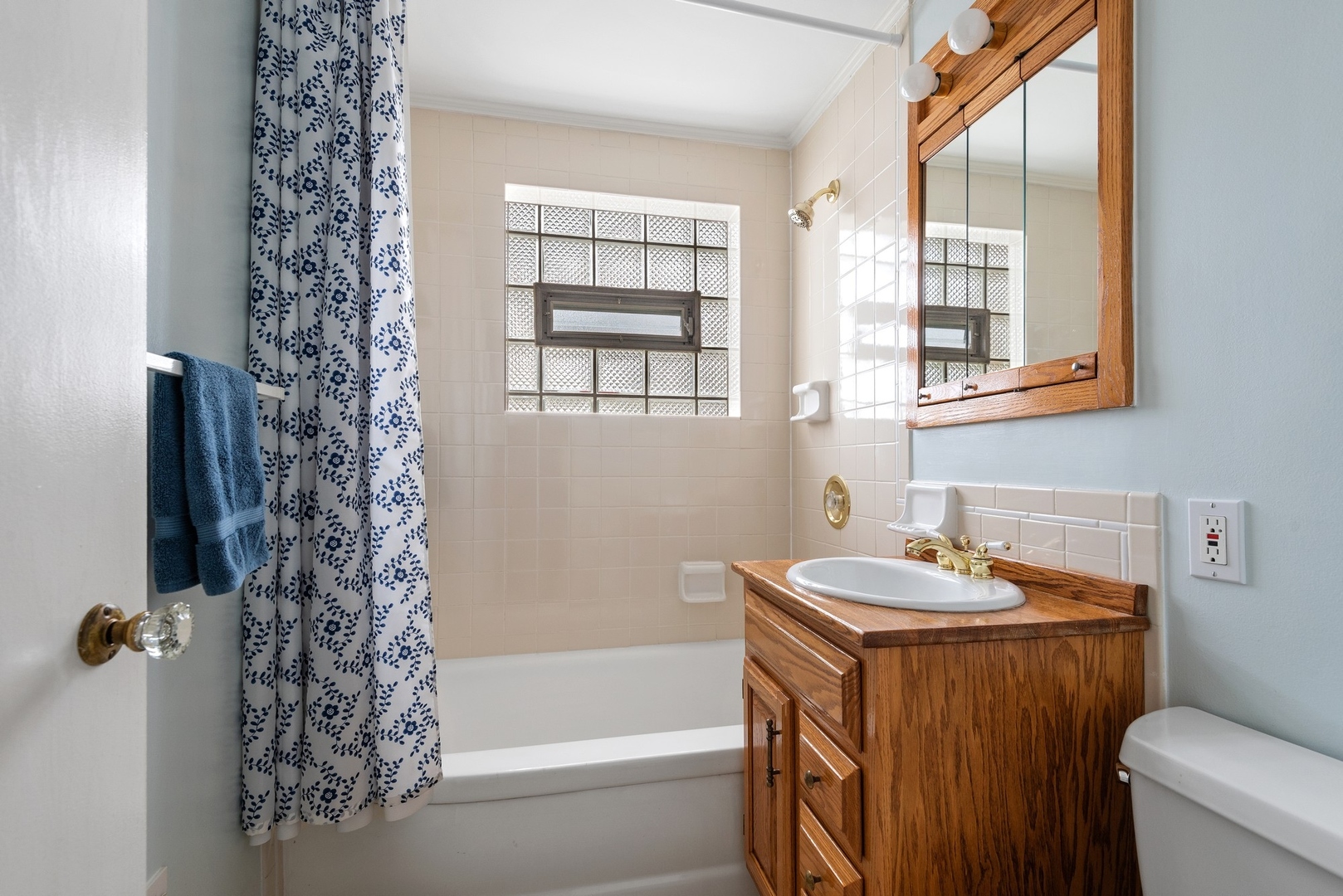 41 Hackberry Lane Glenview, IL 60025 - Photo 18 of 21 a bathroom with a sink a toilet and shower