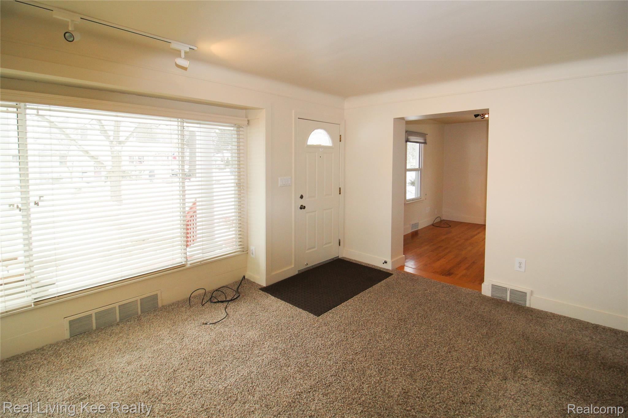 305 East Webster Road Royal Oak, MI 48073 - Photo 11 of 51 IMG_6003.jpg