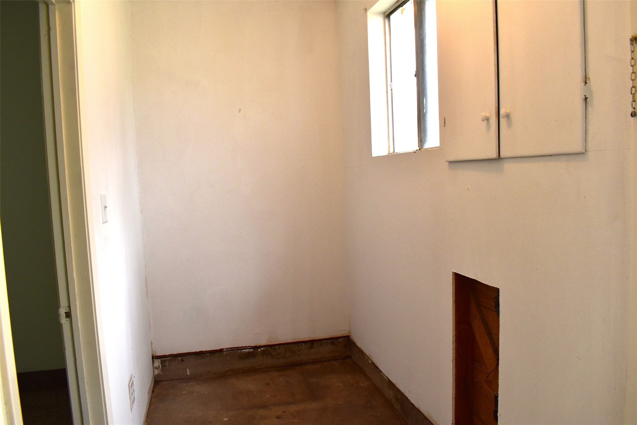 1006 Mac Drive Sweeny, TX 77480 - Photo 14 of 43 a view of an empty room with a window