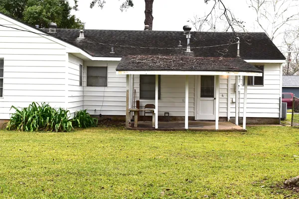 a view of a house with a backyard