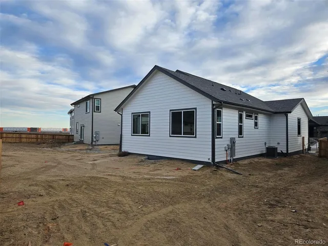 a view of a house with backyard