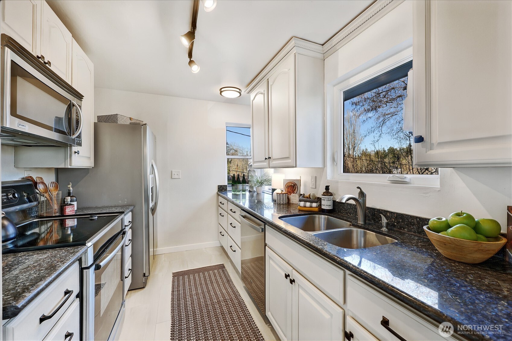 6346 26th Avenue Southwest Seattle, WA 98106 - Photo 8 of 28