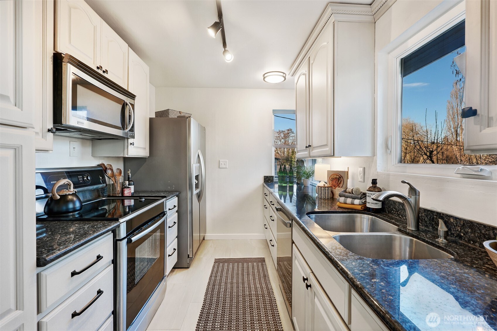 6346 26th Avenue Southwest Seattle, WA 98106 - Photo 9 of 28